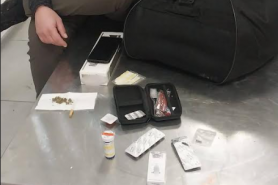 Un american a vrut să iasă din Moldova cu substanțe psihotrope și țigări cu cânepă